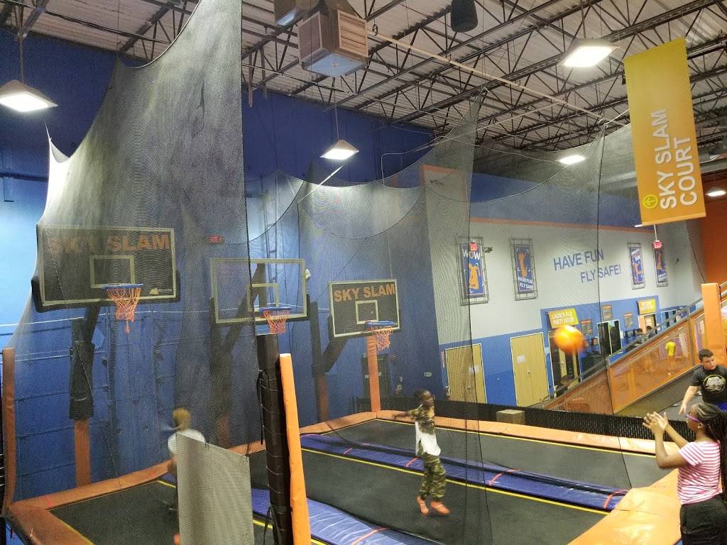Sky Zone Trampoline Park | restaurant | 325 W Lake St Ste A, Elmhurst, IL 60126, USA | 6304788339 OR +1 630-478-8339