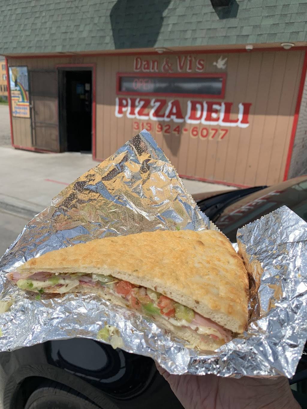 Dan & Vis Pizza | restaurant | 5951 Chene, Detroit, MI 48211, USA | 3139246077 OR +1 313-924-6077