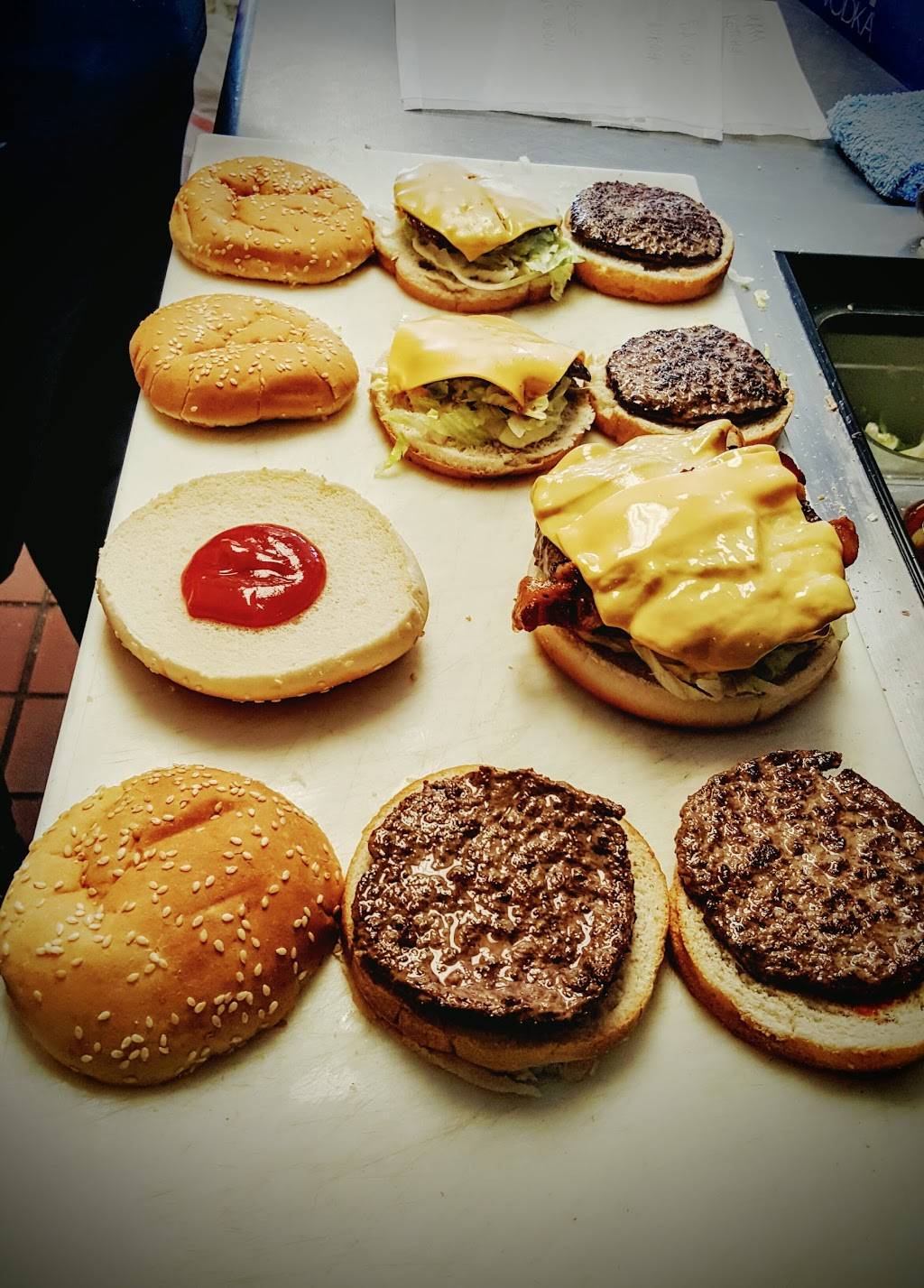 Hamburger Heaven Elmhurst | restaurant | 281 N York St, Elmhurst, IL 60126, USA | 6308323535 OR +1 630-832-3535