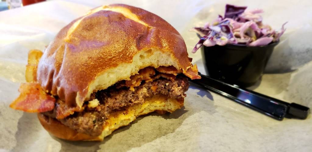 Green Town Tavern | restaurant | 110 S Genesee St, Waukegan, IL 60085, USA | 8472441001 OR +1 847-244-1001