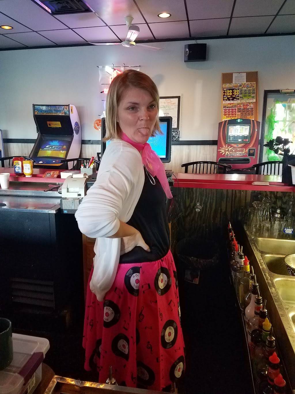 Mr. And Mrs. B Champs | restaurant | 2108 N Walnut St, Muncie, IN 47303, USA | 7652167126 OR +1 765-216-7126