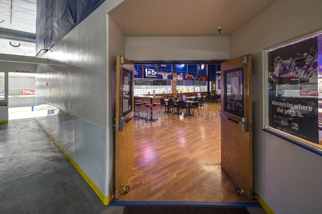 The Blue Line Pub & Cafe | restaurant | 11111 OMalley Centre Dr, Anchorage, AK 99515, USA | 9078684309 OR +1 907-868-4309