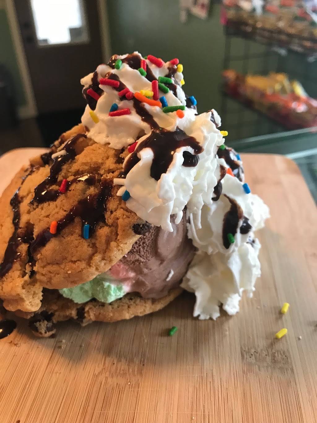 Pirtles Famous Ice Cream | restaurant | 5533, 1040 Carlyle Ave, Belleville, IL 62221, USA | 6182349904 OR +1 618-234-9904