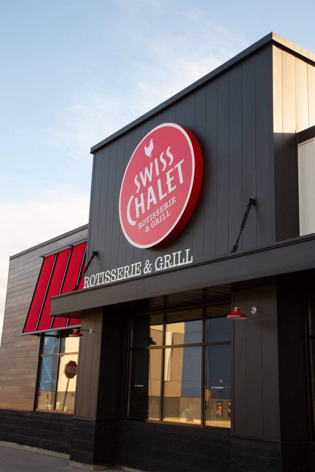 Swiss Chalet | restaurant | 1427 King St E, Courtice, ON L1E 2T6, Canada | 9055714588 OR +1 905-571-4588