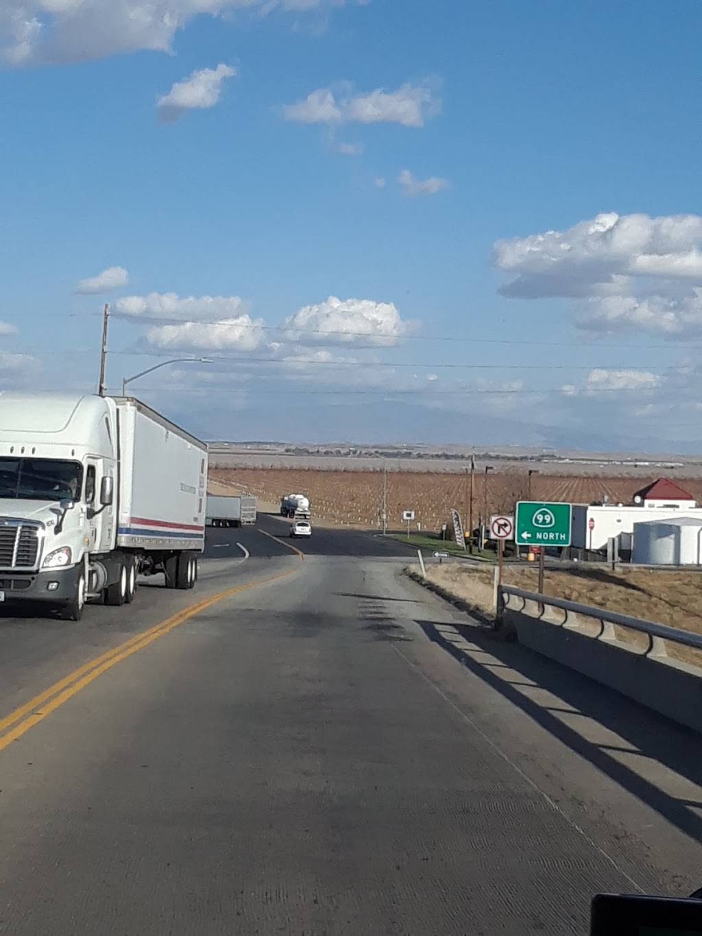 Flying J Travel Center | restaurant | 17047 Zachary Rd, Bakersfield, CA 93308, USA | 6613925300 OR +1 661-392-5300