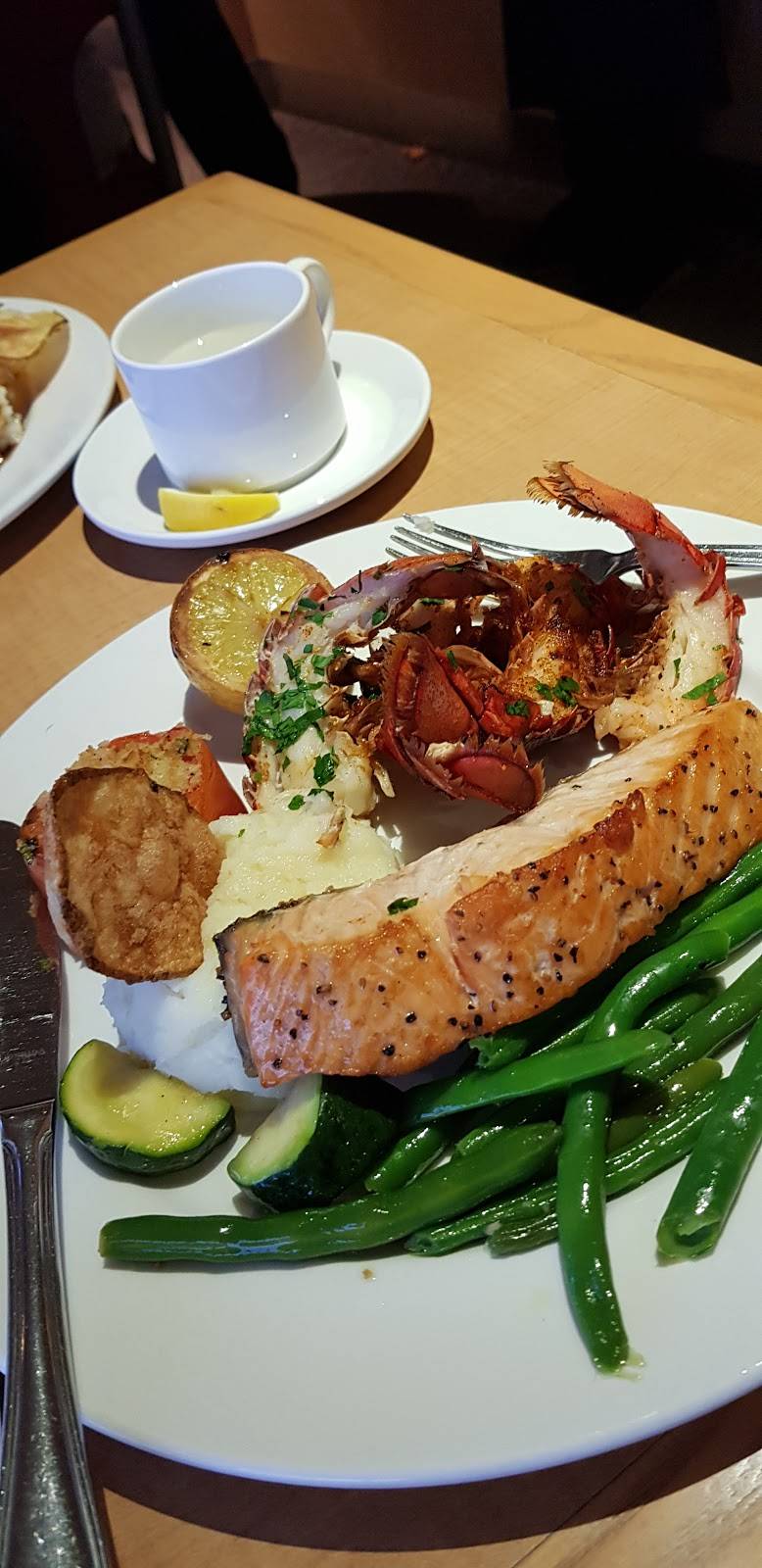 Favourites Dining Room | restaurant | 555 Rexdale Blvd, Etobicoke, ON M9W 5L2, Canada | 4166757223 OR +1 416-675-7223