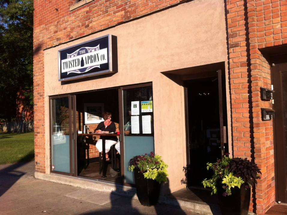 The Twisted Apron | restaurant | 1833 Wyandotte St E, Windsor, ON N8Y 1E2, Canada | 5192562665 OR +1 519-256-2665