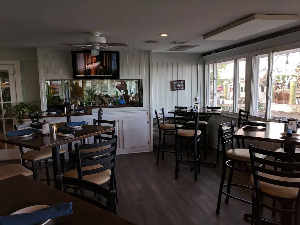 Guilford Mooring | restaurant | 505 Whitfield St, Guilford, CT 06437, USA | 2034582921 OR +1 203-458-2921