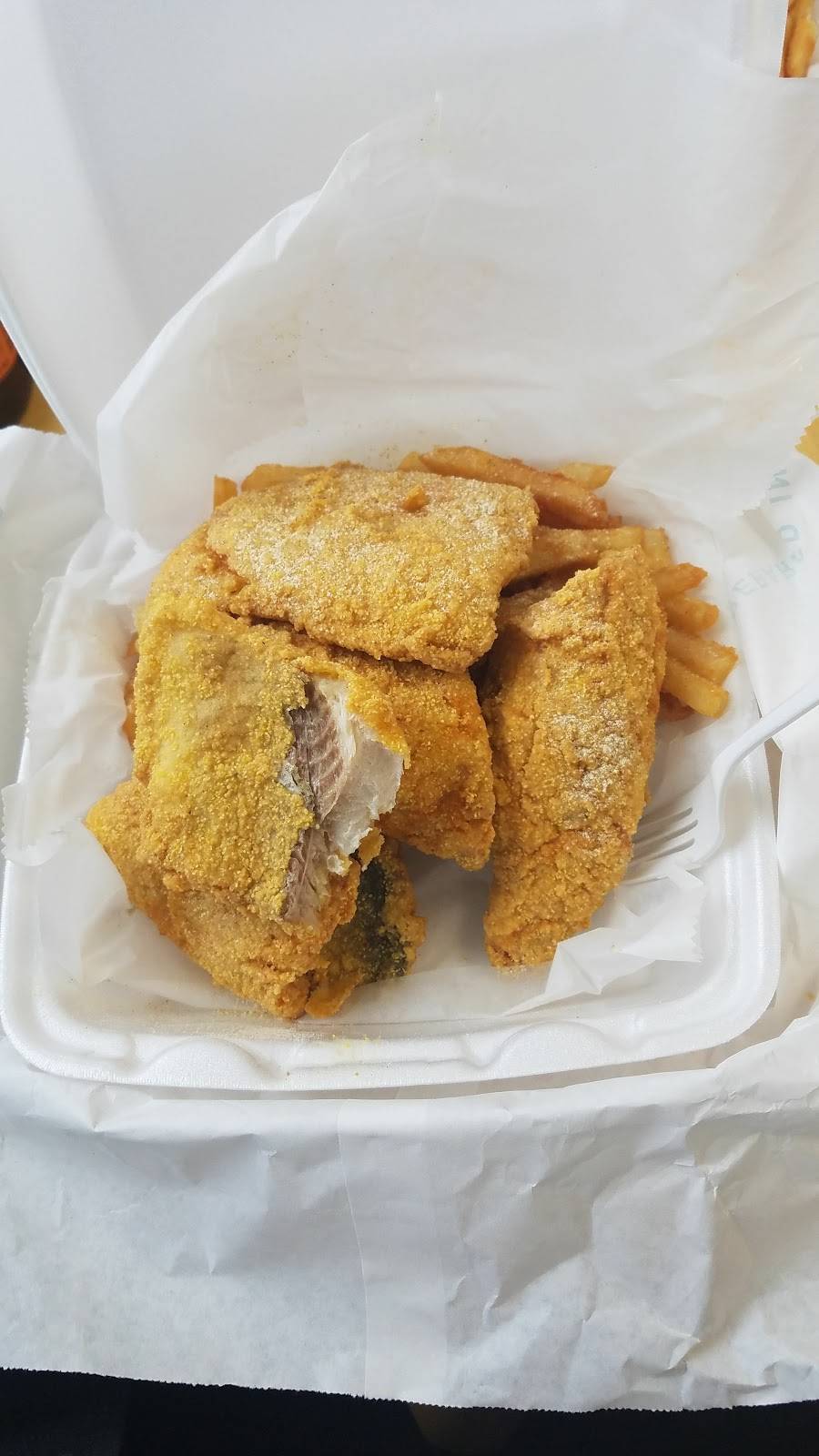 Sharks Fish & Chicken | restaurant | 2500 St Charles Rd, Bellwood, IL 60104, USA | 7084939300 OR +1 708-493-9300