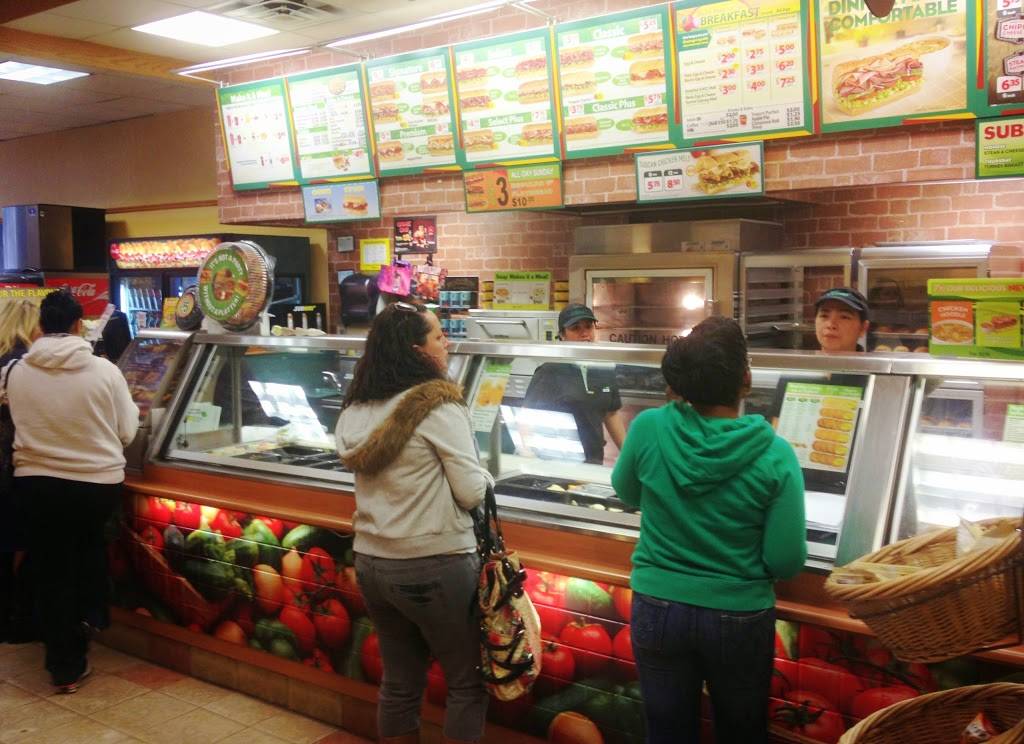 Subway | meal takeaway | 4907 Bathurst St, Toronto, ON M2R 1X8, Canada | 4165129574 OR +1 416-512-9574
