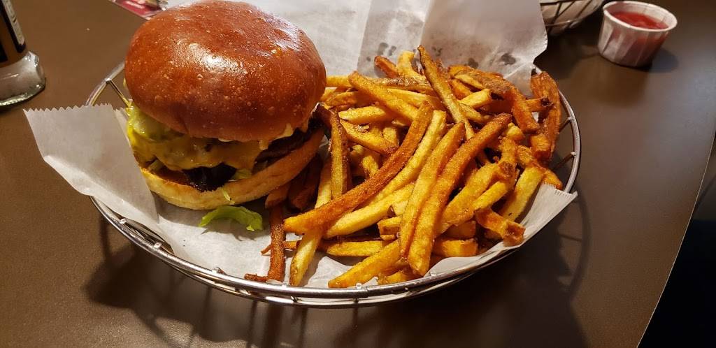 7 Monks Taproom | restaurant | 128 S Union St, Traverse City, MI 49684, USA | 2314218410 OR +1 231-421-8410