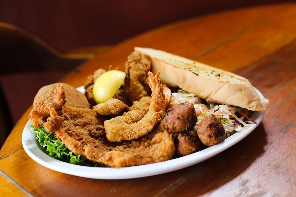 Gilhooleys Restaurant and Oyster Bar 18+ | restaurant | 222 9th St, San Leon, TX 77539, USA | 2813393813 OR +1 281-339-3813