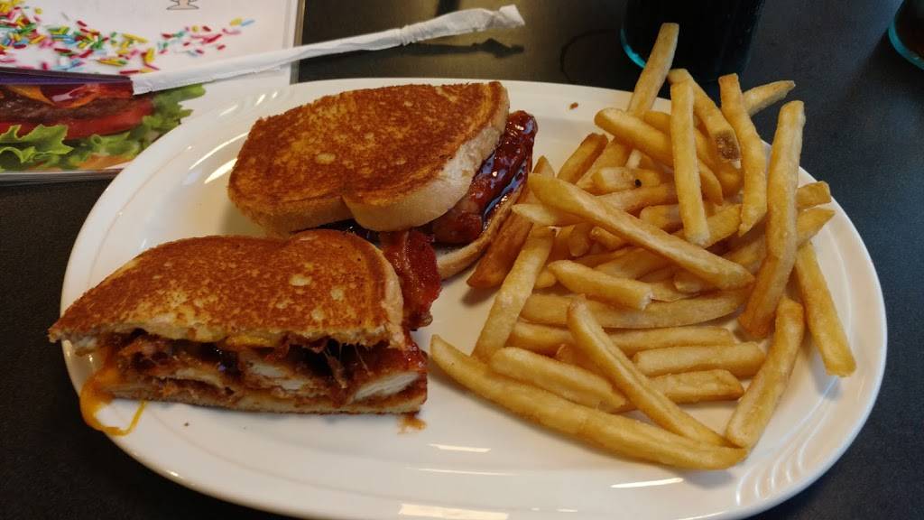 Friendlys | restaurant | 200, Mohawk Trail, Greenfield, MA 01301, USA | 4137745435 OR +1 413-774-5435