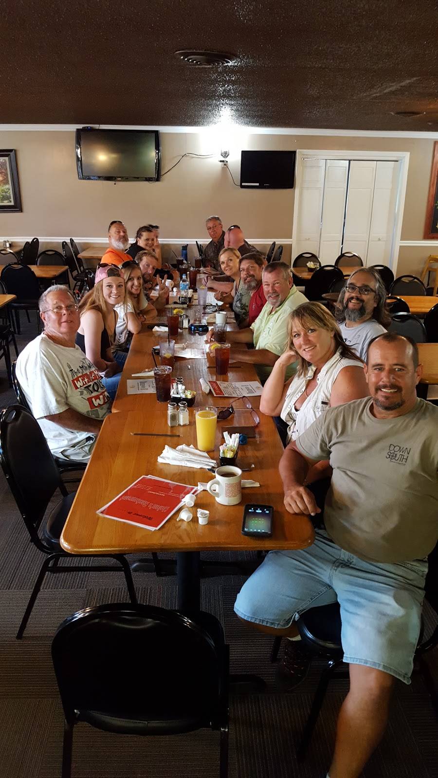 Helens Restaurant | restaurant | 3013 S Grundy Quarles Hwy, Gainesboro, TN 38562, USA | 9312682022 OR +1 931-268-2022