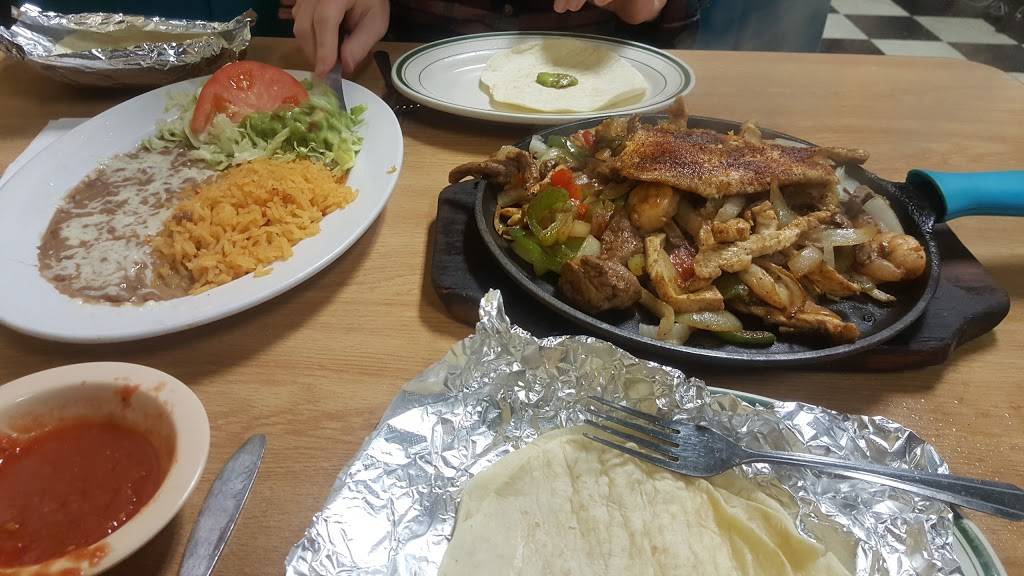 Los Tres Potrillos | restaurant | 406 E Main St, Louisa, VA 23093, USA | 5409673626 OR +1 540-967-3626