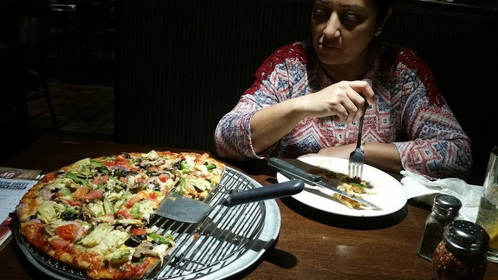 Old Chicago | restaurant | 3030 Utica Ridge Rd, Bettendorf, IA 52722, USA | 5633559494 OR +1 563-355-9494