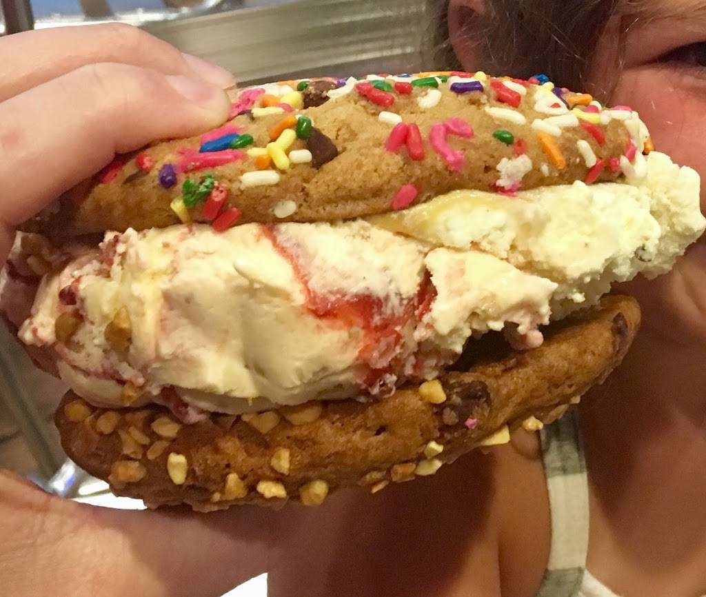 Beach Bunny Ice Cream | restaurant | 501 Roland Ave, Surf City, NC 28445, USA | 9105201144 OR +1 910-520-1144