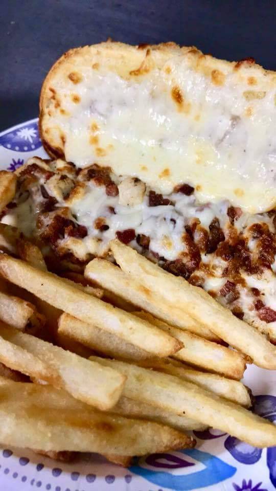 Velers Corner Store & Tavern | restaurant | 1202 N Stadium Rd, Oregon, OH 43616, USA | 4197242364 OR +1 419-724-2364