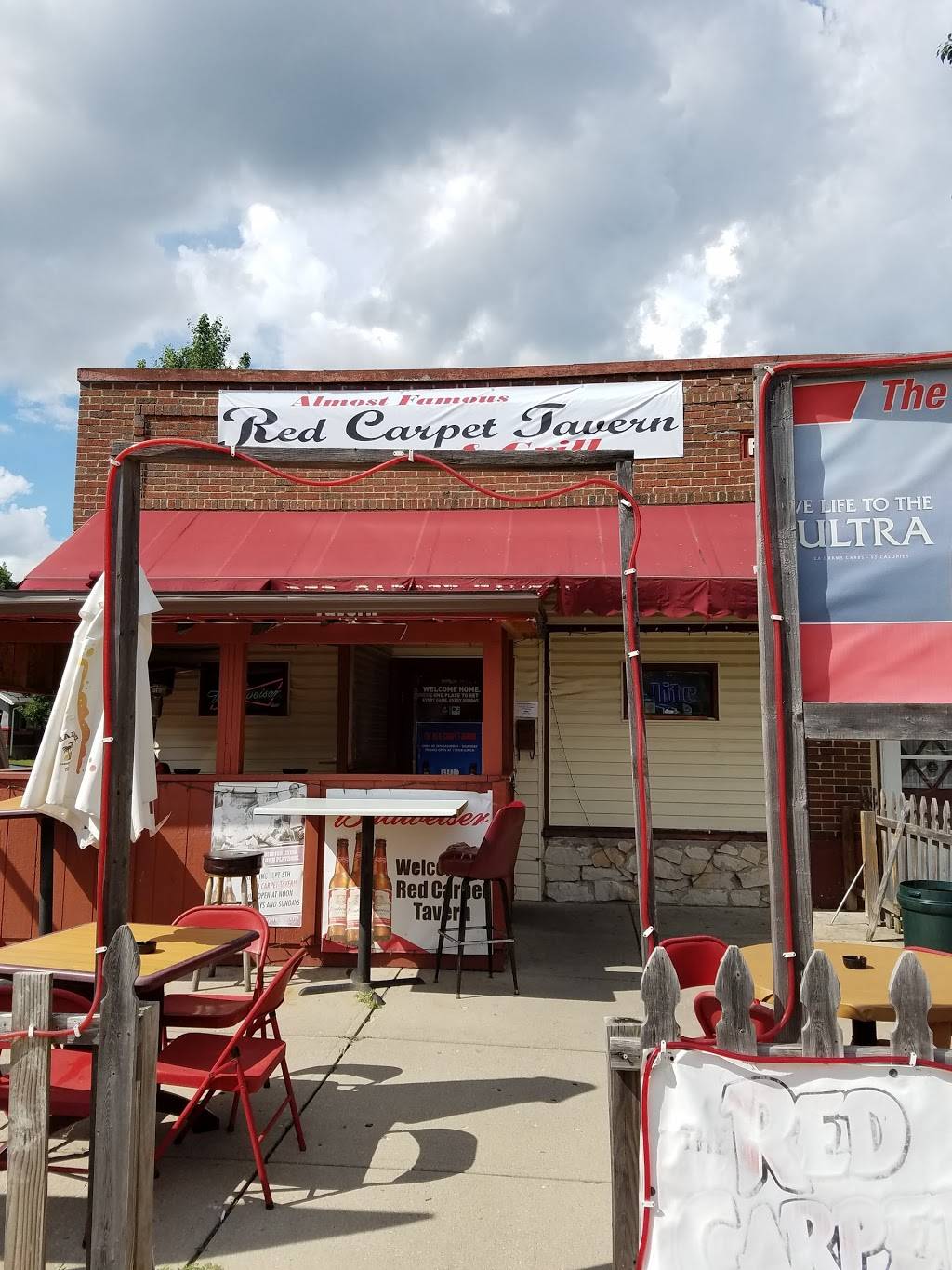 Red Carpet Tavern | restaurant | 3301 Wayne Ave, Dayton, OH 45420, USA | 9372589521 OR +1 937-258-9521
