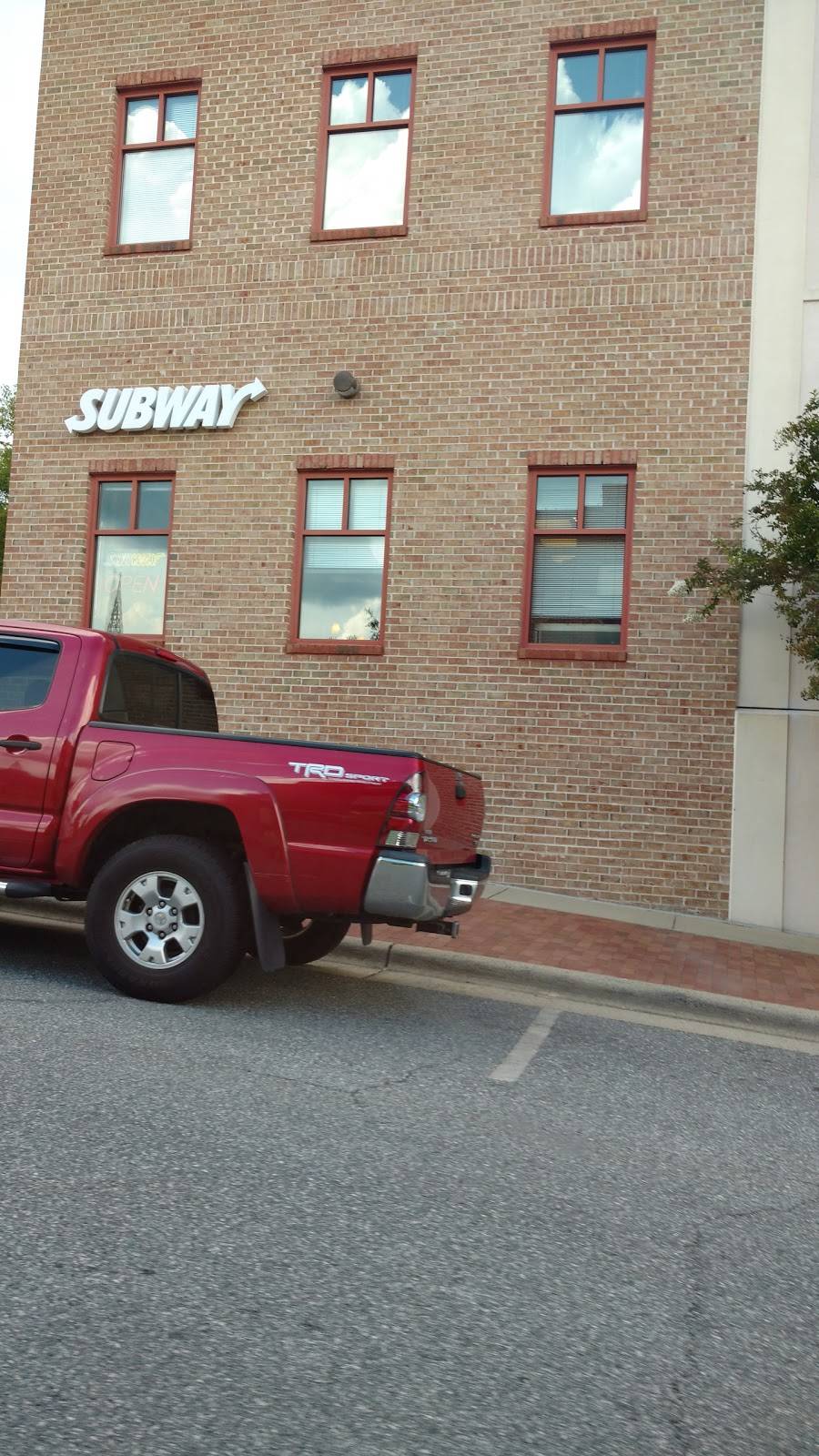 Subway | restaurant | 400 Market St, Chapel Hill, NC 27516, USA | 9199295584 OR +1 919-929-5584