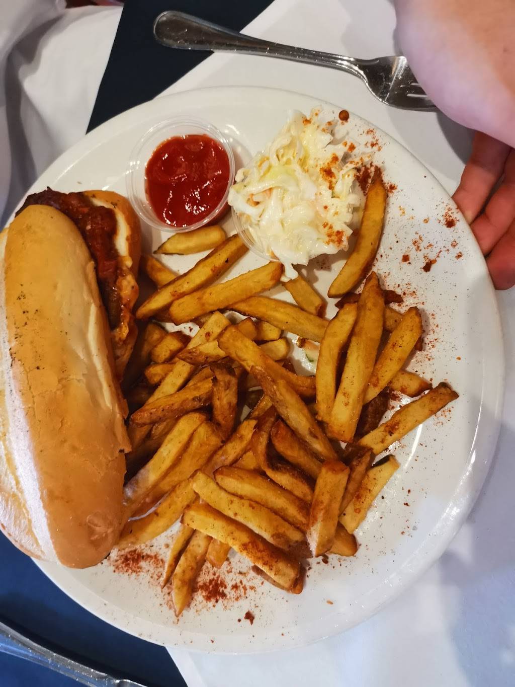 Cudas Tap & Grill | restaurant | 1107 Lorne Park Rd, Mississauga, ON L5H 3A1, Canada | 9052743318 OR +1 905-274-3318