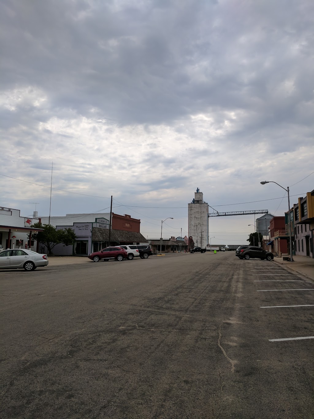 Squeegys Bar & Grill | restaurant | 100 E Front St, Claflin, KS 67525, USA | 6205883625 OR +1 620-588-3625