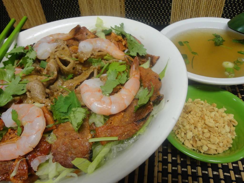 Pho Hoan | restaurant | 574 Montreal Rd, Ottawa, ON K1K 0T9, Canada | 6137481217 OR +1 613-748-1217