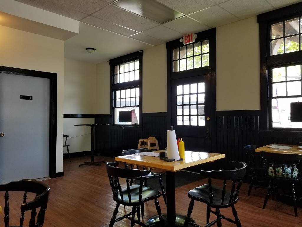 CJs Mint City Station | restaurant | 1 Montezuma St, Lyons, NY 14489, USA | 3156650303 OR +1 315-665-0303