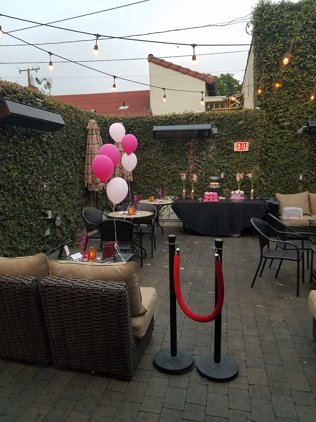 Uptown Lounge | restaurant | 3126 State St, Santa Barbara, CA 93105, USA | 8058458800 OR +1 805-845-8800