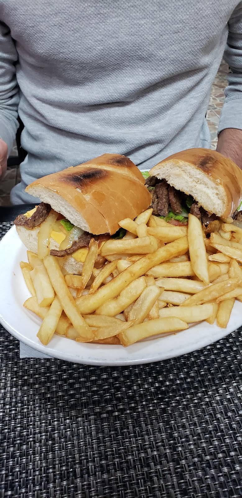 Sofritos Vega | restaurant | 2302 W Forest Home Ave, Milwaukee, WI 53207, USA | 4143234333 OR +1 414-323-4333