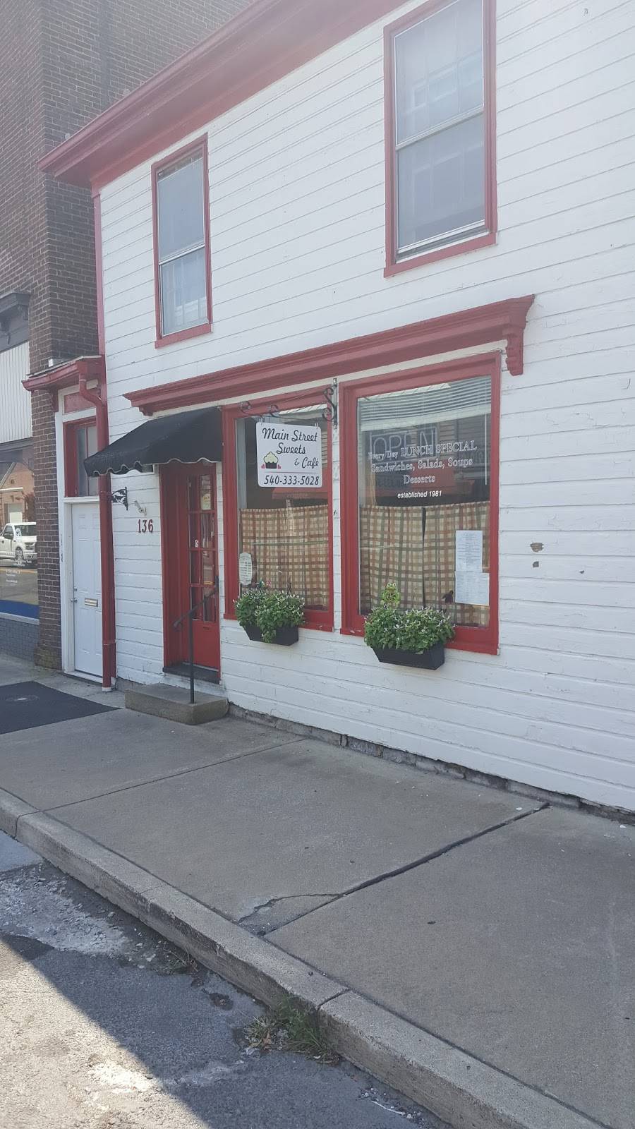 Main Street Sweets & Café | bakery | 136 E King St, Strasburg, VA 22657, USA | 5403335028 OR +1 540-333-5028