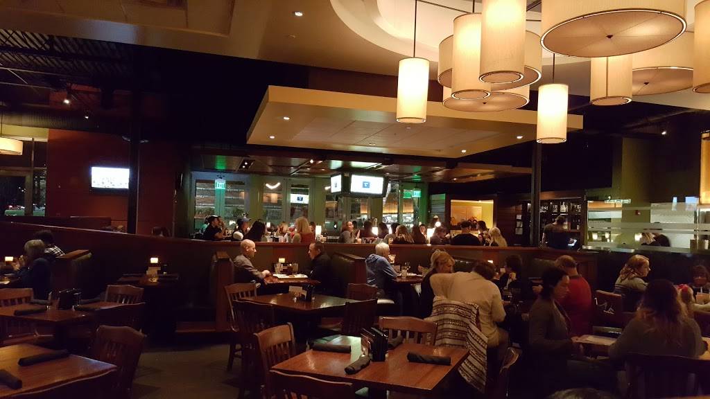 Houlihans | restaurant | 1508 S Randall Rd, Algonquin, IL 60102, USA | 8476584560 OR +1 847-658-4560