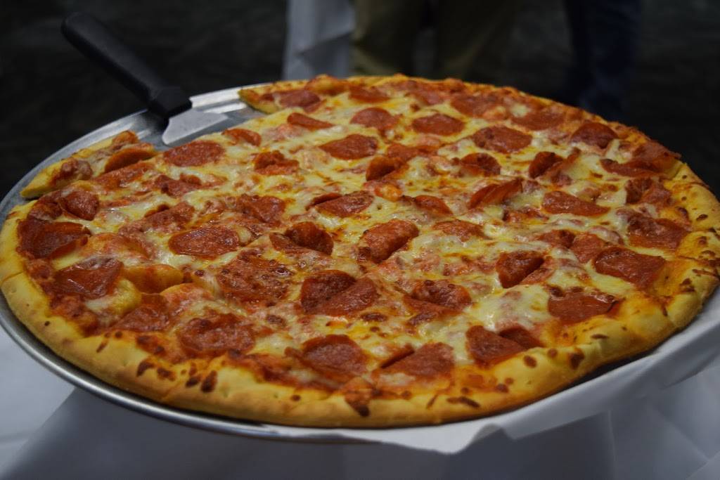 Monkey In the Middle Pizza @ Action City | restaurant | 2402 Lorch Ave, Eau Claire, WI 54701, USA | 8006849978 OR +1 800-684-9978