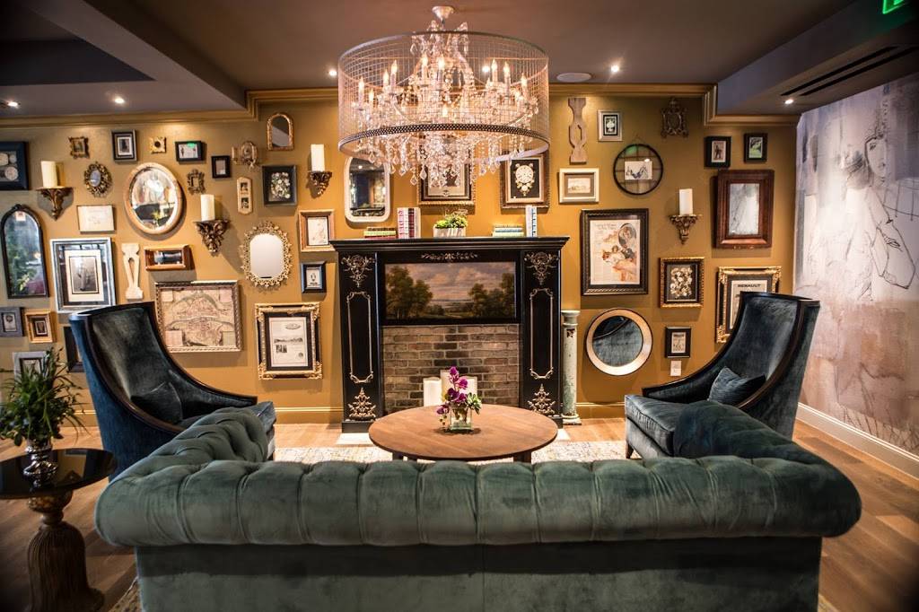 Sophias Lounge | restaurant | 127 N Tryon St suite d, Charlotte, NC 28202, USA | 9802603227 OR +1 980-260-3227