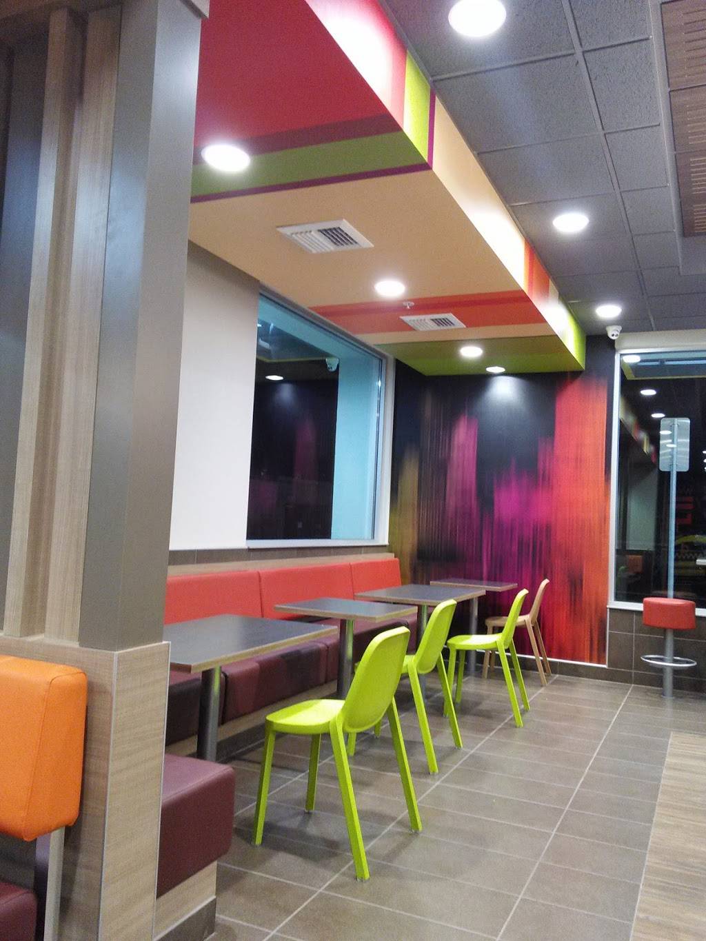 McDonalds | cafe | 290 Bristol St, Costa Mesa, CA 92626, USA | 7145571438 OR +1 714-557-1438