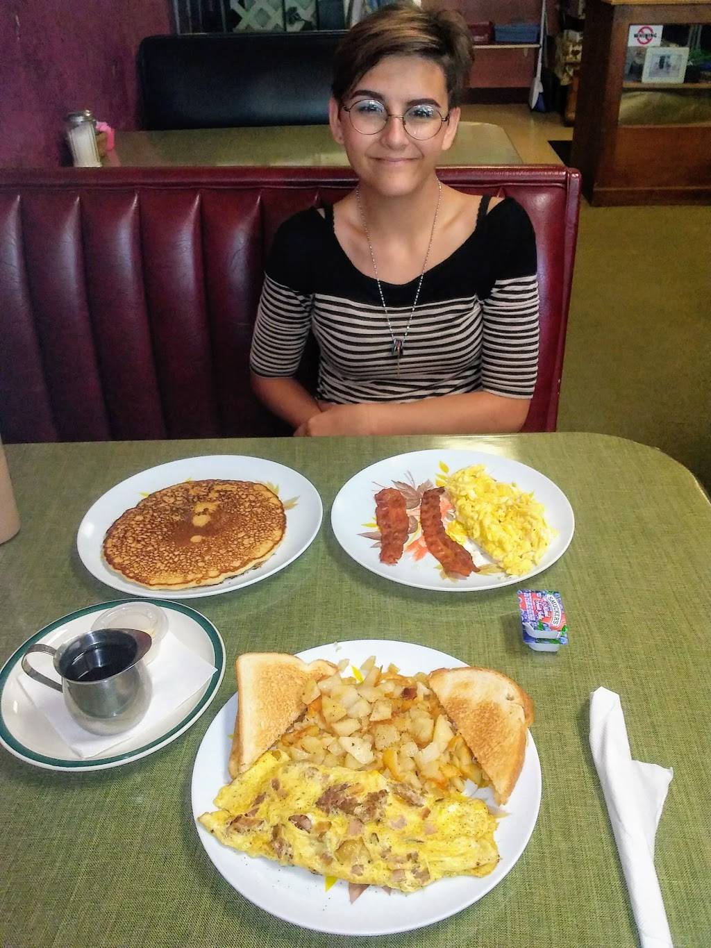 Elkes Diner | restaurant | 3310 Grand Central Ave, Vienna, WV 26105, USA | 3042955800 OR +1 304-295-5800