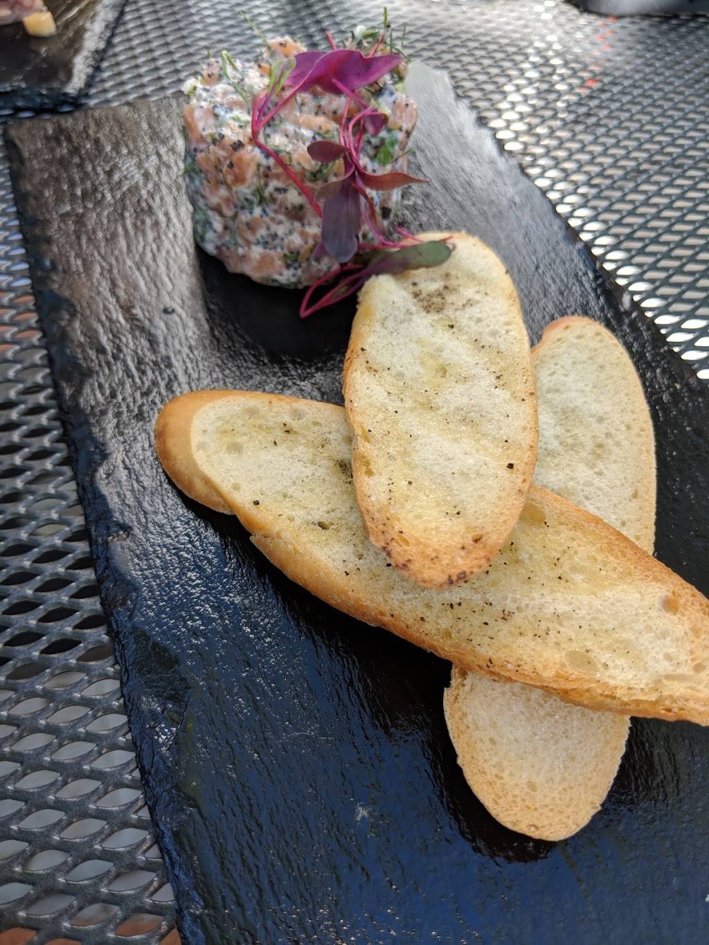 Bistro Fernand | restaurant | 2 Place du Marché, Beauharnois, QC J6N 2S1, Canada | 4503953939 OR +1 450-395-3939