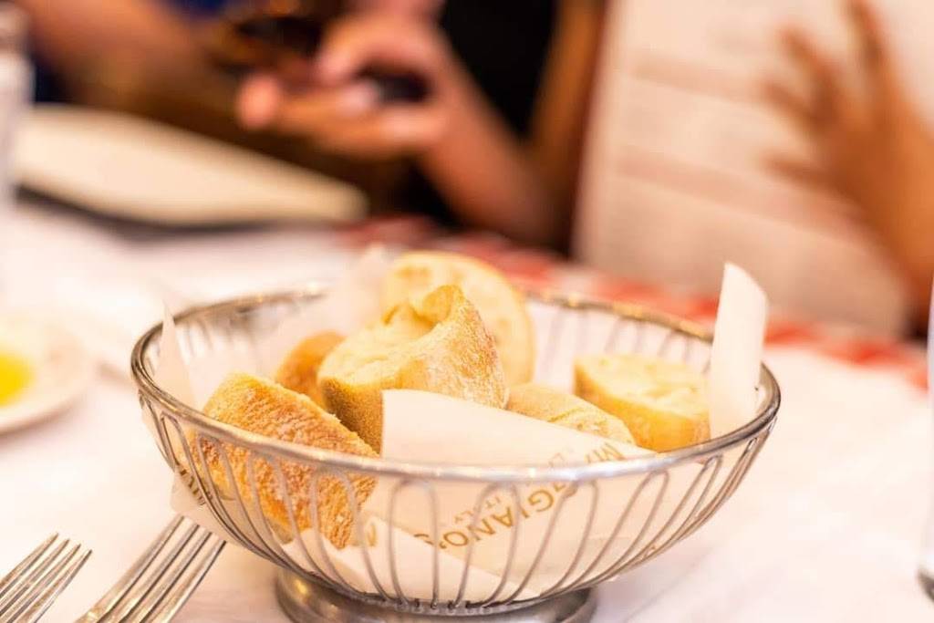 Maggianos Little Italy | restaurant | 8030 Renaissance Pkwy Suite 890, Durham, NC 27713, USA | 9195720070 OR +1 919-572-0070