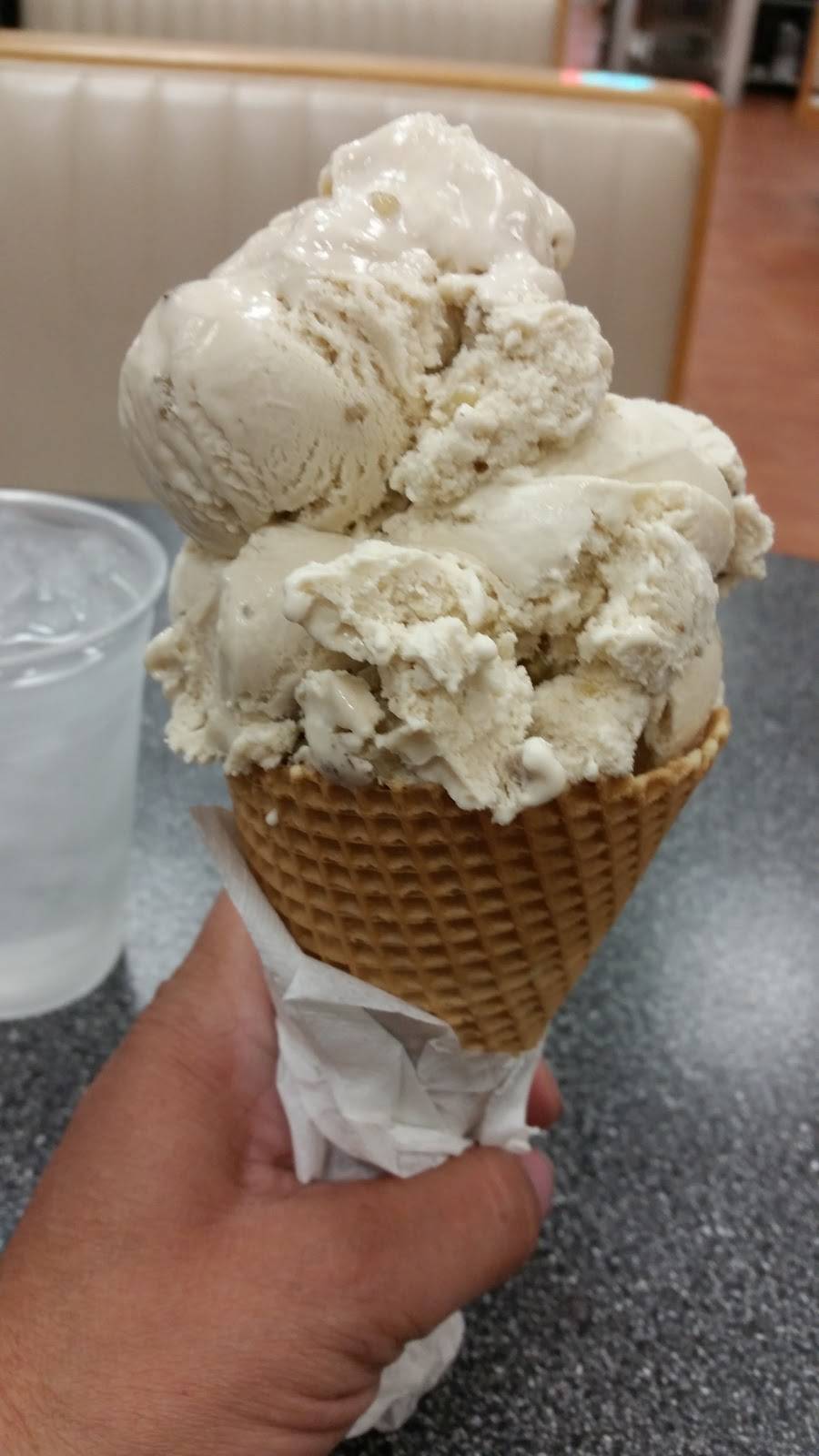 Braums Ice Cream & Burger Restaurant | restaurant | 400 W California St, Gainesville, TX 76240, USA | 9406650202 OR +1 940-665-0202