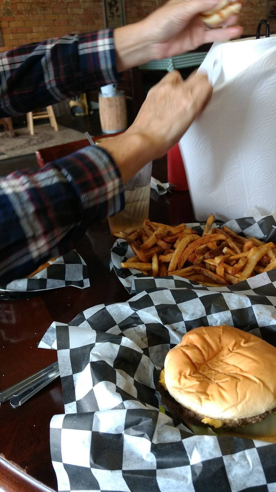 Outlaw Burgers | restaurant | 111 W 4th St, Justin, TX 76247, USA | 9406485808 OR +1 940-648-5808