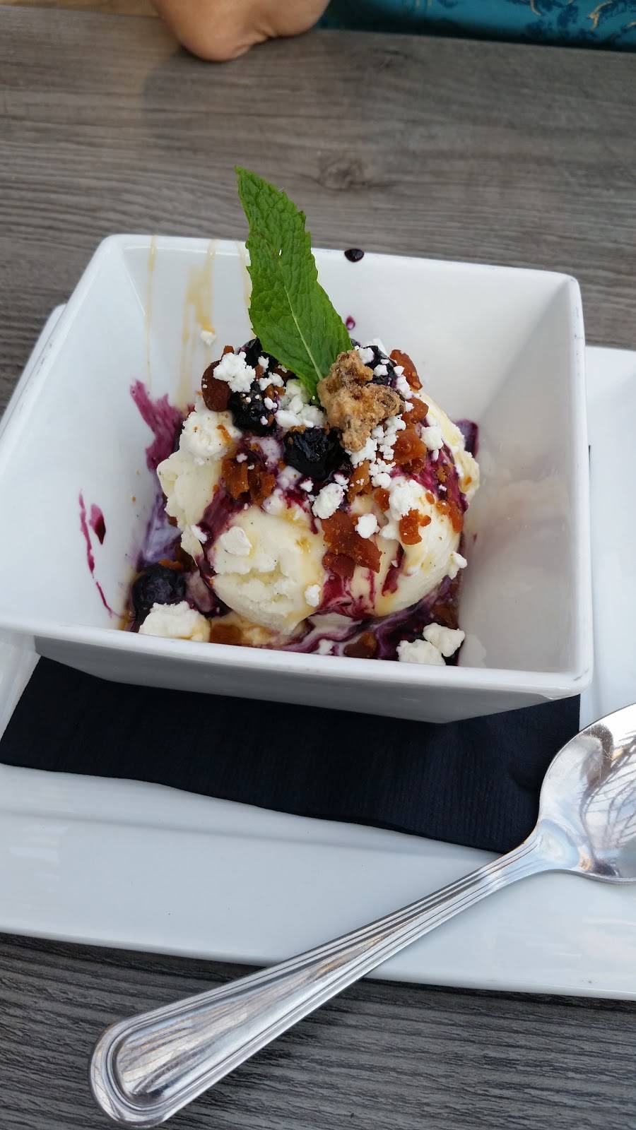 Neoteca | night club | 130 S Hough St, Barrington, IL 60010, USA | 8473821330 OR +1 847-382-1330