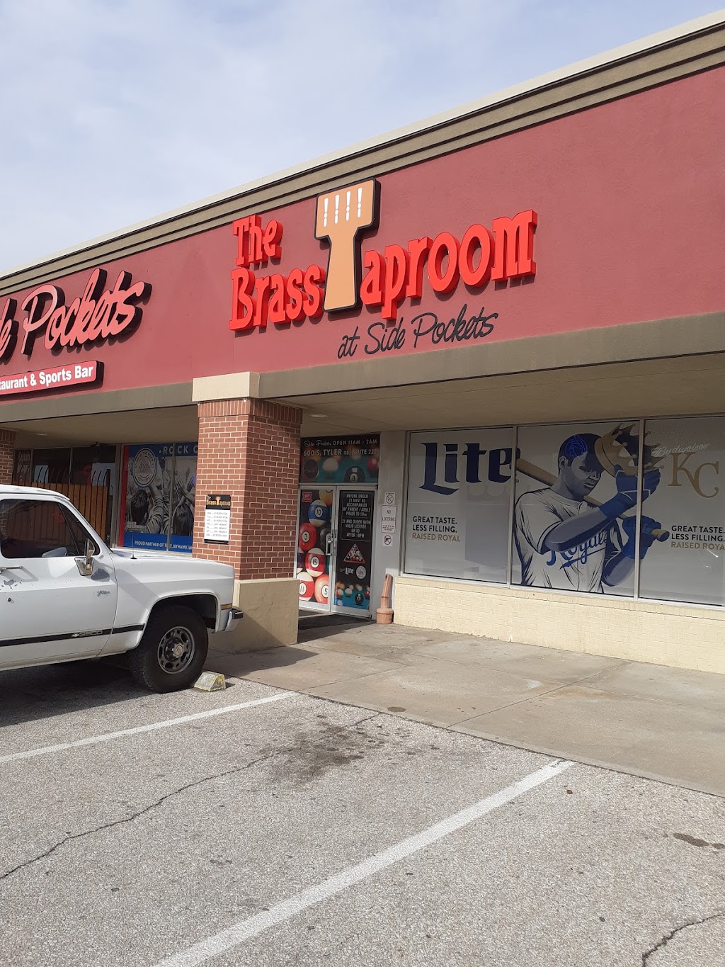 The Brass Taproom | restaurant | 614 S Tyler Rd, Wichita, KS 67209, USA | 3168804009 OR +1 316-880-4009