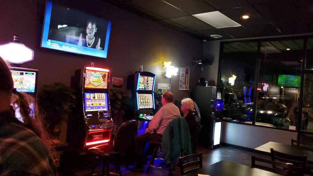 Lucky 7s Bar | restaurant | 1804 S Hershey Rd Suite 10, Bloomington, IL 61704, USA | 3098083183 OR +1 309-808-3183