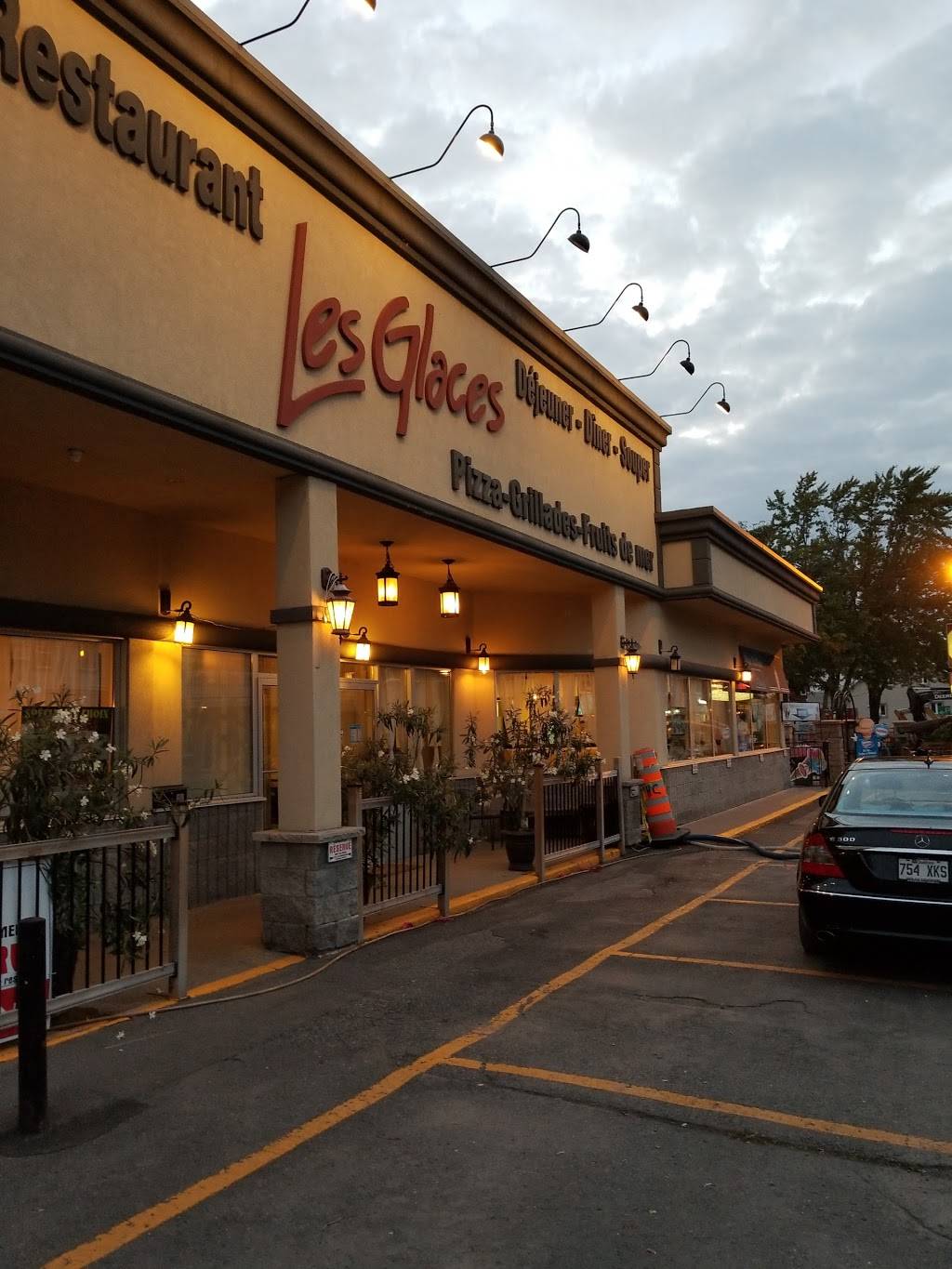 Les Glaces | restaurant | 665 1re Rue, Saint-Jean-sur-Richelieu, QC J2X 3B9, Canada | 4503475450 OR +1 450-347-5450