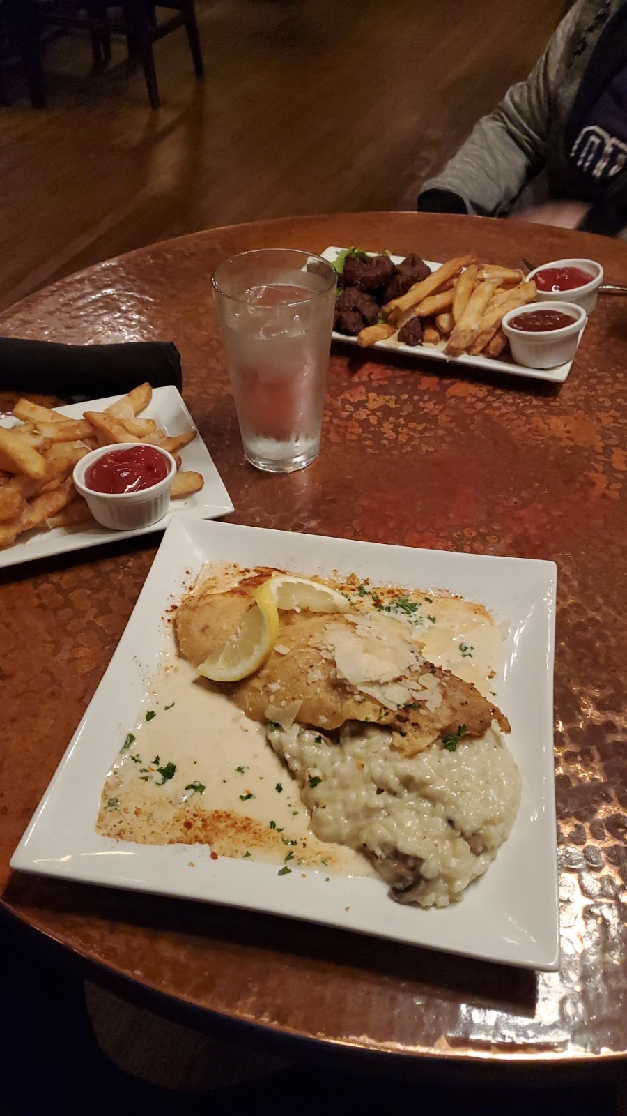 Crawfords | night club | 214 S Phillips Ave, Sioux Falls, SD 57104, USA | 6053325333 OR +1 605-332-5333