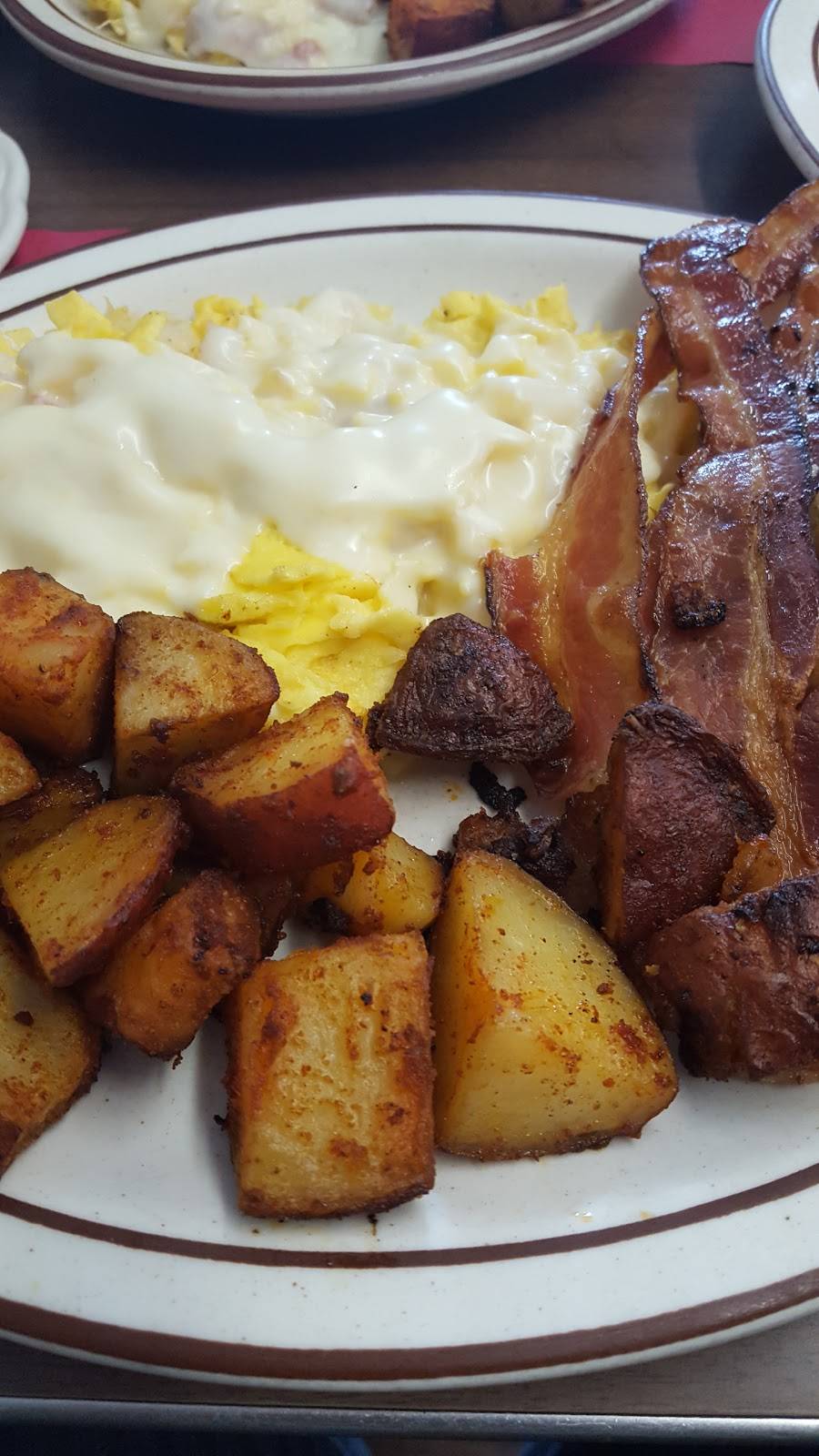 DeAvilas Restaurant & Catering | restaurant | 371 Weir St, Taunton, MA 02780, USA | 5088232047 OR +1 508-823-2047