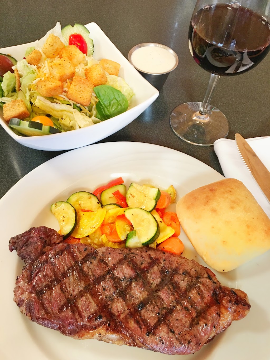 Sandbar & Grill at Divots | restaurant | 4200 W Norfolk Ave, Norfolk, NE 68701, USA | 4028442985 OR +1 402-844-2985