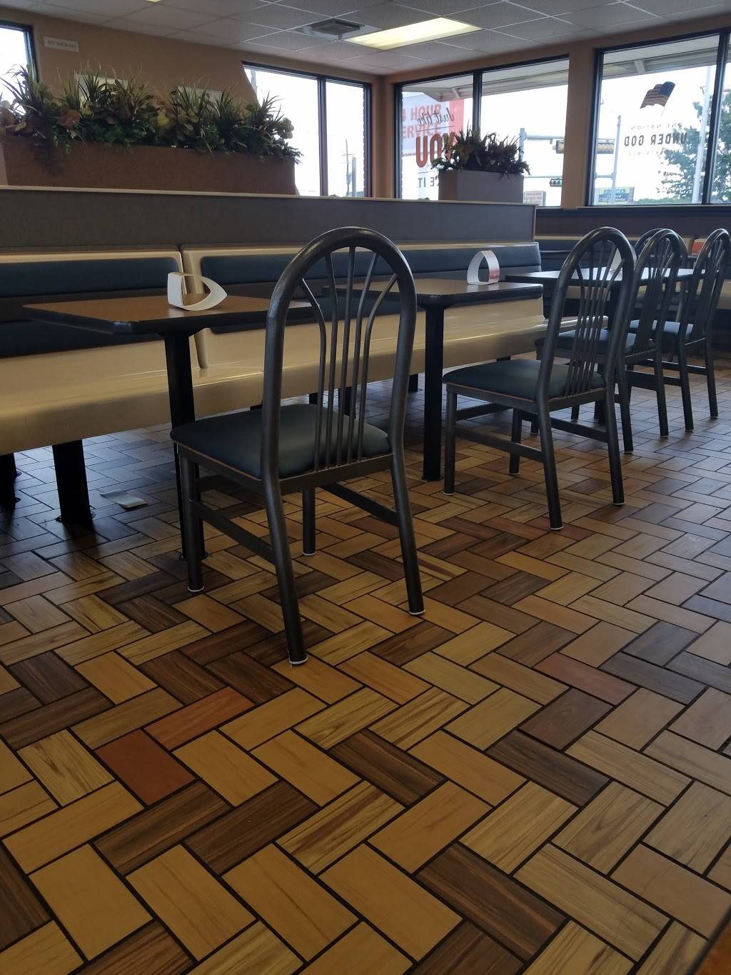 Whataburger | restaurant | 101 W Southwest Pkwy, Lewisville, TX 75067, USA | 9724342505 OR +1 972-434-2505