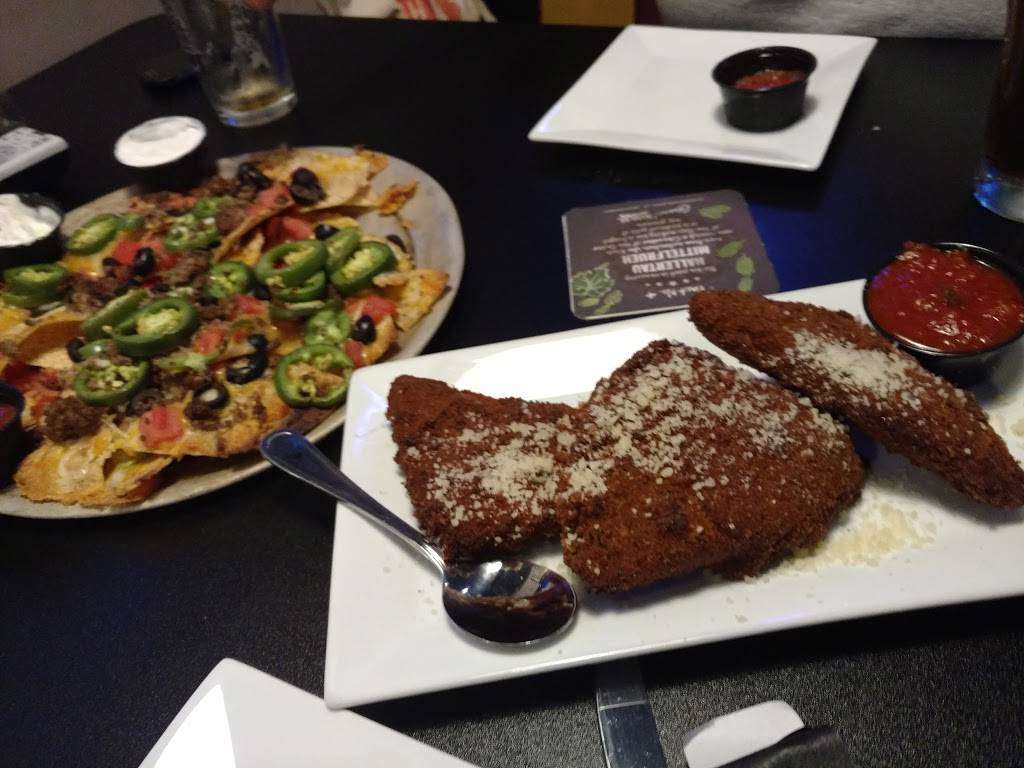 Christophers Sports Tavern | restaurant | 360 Cooley St, Springfield, MA 01128, USA | 4133630650 OR +1 413-363-0650