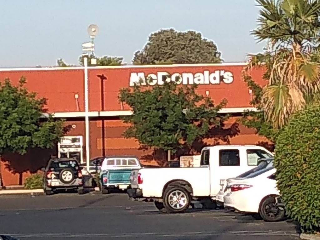 Carls Jr. | restaurant | 5625 E Kings Canyon Rd, Fresno, CA 93727, USA | 5594548379 OR +1 559-454-8379